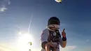 Foto selfie menunjukkan balonist Prancis Remi Ouvrard mencoba memecahkan rekor dunia dengan berdiri di atas balon udara panas untuk kampanye Telethon di Chatellerault, Rabu (10/11/2021). Remi Ouvrard berdiri di atas balon udara di ketinggian lebih dari 3637 meter. (Guillaume SOUVANT/AFP)