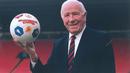 Sir Matt Busby yang melatih Manchester United menempati posisi ketiga dengan meraih 26 kemenangan dari 41 pertandingan atau 63,4 persen. (Retrounited.com)
