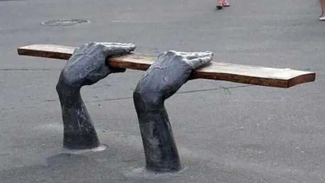 7 Potret Bentuk Tempat Duduk Umum di Dunia Ini Unik