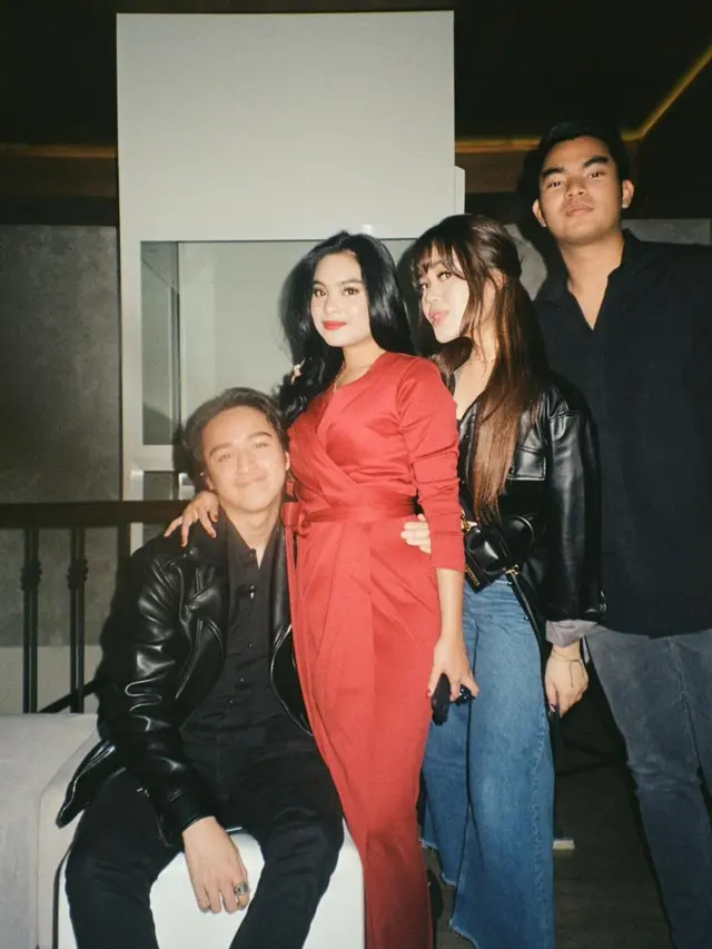 Move On dari Adhisty Zara, Ini 6 Potret Zaki Pohan dan Syandria Cicit Soekarno