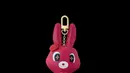 Animogram Bag Charm yang berwarna-warni dan menggemaskan memberikan kesan berani dan penuh gaya. Desain orisinalnya yang sedang tren menampilkan kelinci yang menggemaskan yang dibuat dari kulit dengan mata Monogram Flower, tergantung pada rantai logam berwarna emas yang saling bertautan. Harganya mencapai Rp23,7 juta. [Dok/louisvuitton.co.id].