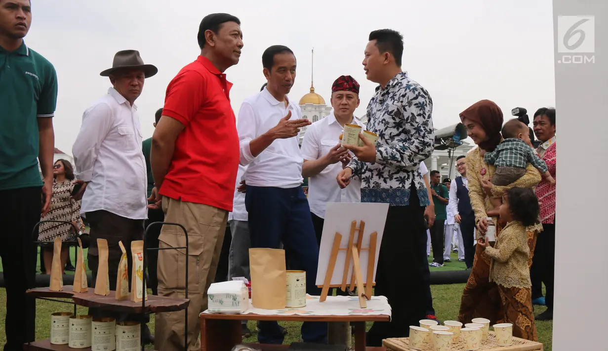 Presiden Jokowi berbincang dengan  pelaku usaha muda pada perayaan Hari Sumpah Pemuda di Istana Bogor, Sabtu (28/10). Perwakilan pemuda dari berbagai komunitas, pelaku usaha kreatif hingga atlet berpartisipasi dalam acara itu. (Liputan6.co/Angga Yuniar)