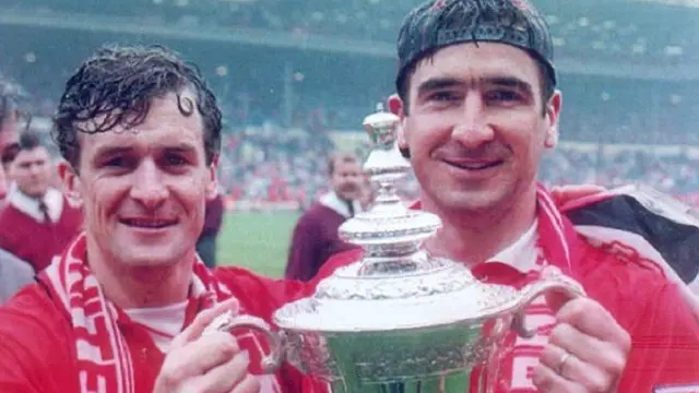 Eric Cantona dan Mark Hughes 