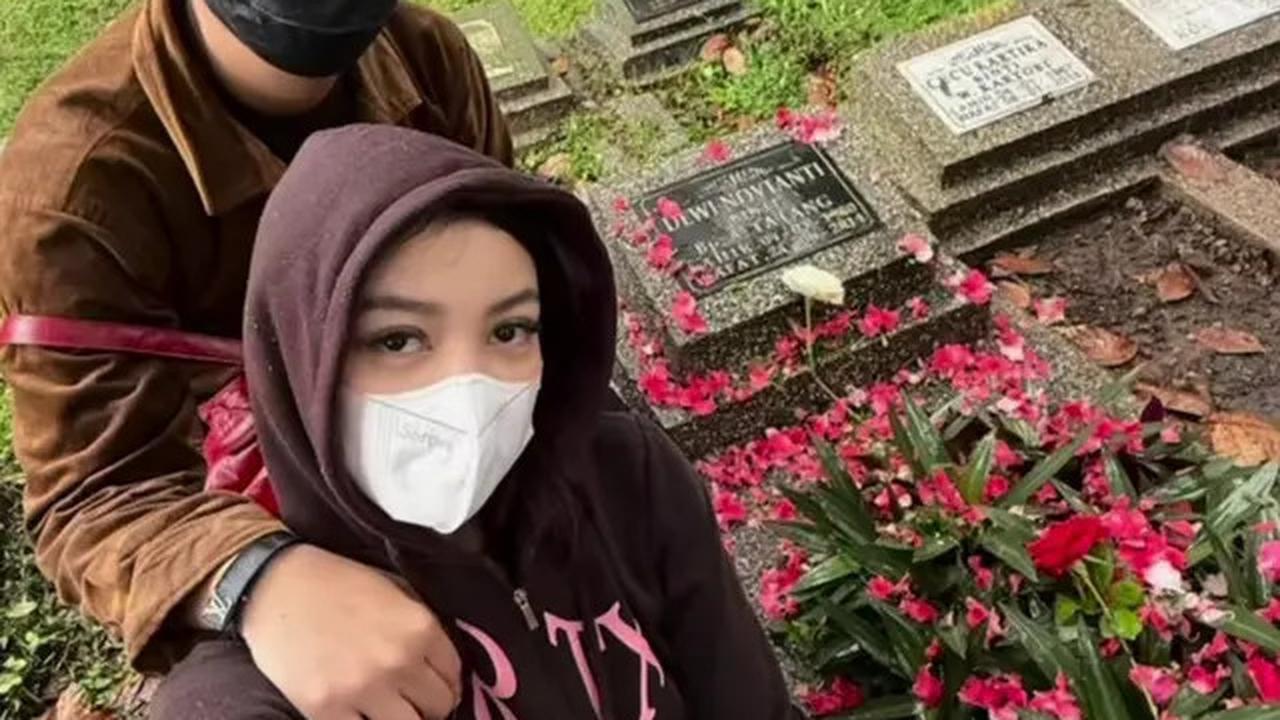 7 Potret Regina Phoenix Ajak Okin ke Makam Ibu, Jadi Orang Pertama Bukan dari Keluarga