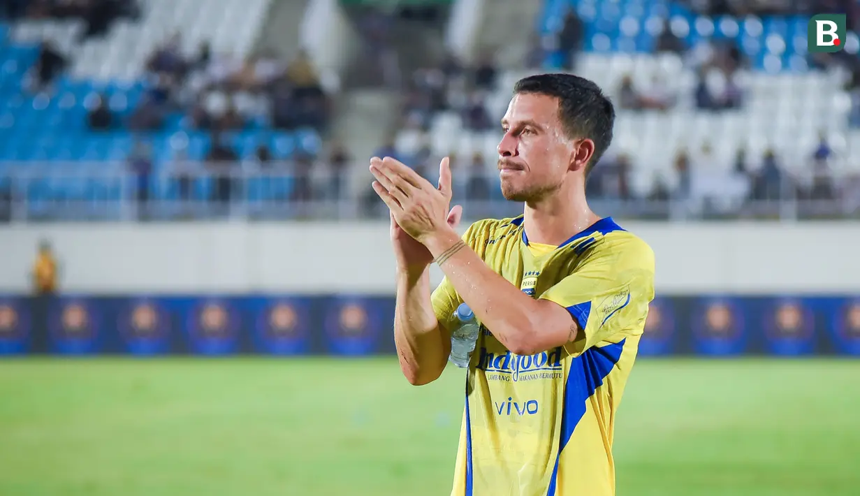 Pemain Persib Bandung, Thom Haye, memberikan aplaus setelah pertandingan melawan Arema FC pada laga pekan keenam BRI Super League 2025/2026 di Stadion Kanjuruhan, Kabupaten Malang, Senin (22/9/2025) sore WIB. (Bola.com/Iwan Setiawan)