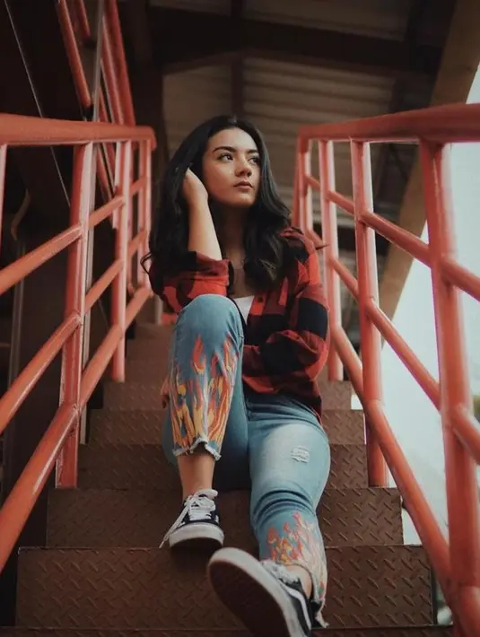 Inspirasi boyish look dengan mix and match plaid shirt, tank top, dan celana jeans warna biru. Tak lupa sepatu sneakers yang menyempurnakan tampilan casual-mu. (Instagram/ersyaurel).