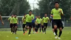 Jelang berlaga di kualifikasi Grup H Piala Asia 2016, timnas Brunei Darussalam U-23  melakukan latihan ringan di Lapangan C Senayan, Jakarta, Selasa (24/3/2015). (Liputan6.com/Helmi Fithriansyah)