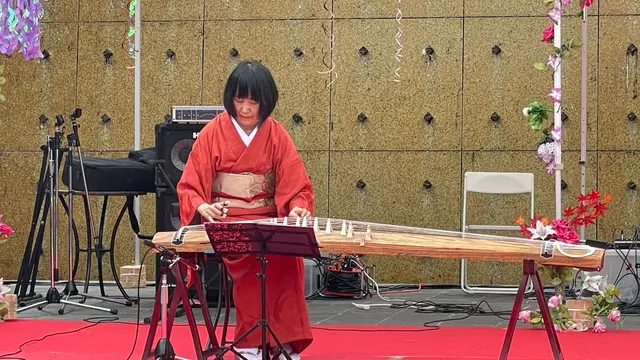 Seorang wanita dengan kimono memainkan musik tradisional koto pada ajang Indonesia-Japan Friendship Festival yang digelar Ikatan Pengusaha Muslimah Indonesia (IPEMI)