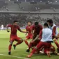 Pemain Timnas Indonesia U-19 merayakan gol yang dicetak Bagus Alfikri pada laga Kualifikasi AFC U-19 2020 di Stadion GBK, Jakarta, Minggu (10/11). Indonesia U-19 berhasil menahan imbang 1-1 DPR Korea. (Bola.com/Yoppy Renato)