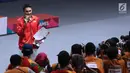 Tunggal putra Indonesia, Jonatan Christie menggigit medali emas usai mengalahkan Chou Tienchen dari ChinesTaipei di final bulutangkis perseorangan Asian Games 2018 di Jakarta, Selasa (28/8). Jonatan unggul 2-1. (Liputan6.com/Helmi Fithriansyah)