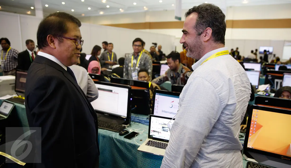 Menkominfo Rudiantara berbincang dengan pewarta saat meninjau ruangan International Media Center KTT Luar Biasa Ke-5 Organisasi Kerjasama Islam (OKI) di Jakarta Convention Center, Jakarta, Minggu (6/3/2016). (Liputan6.com/Faizal Fanani) 