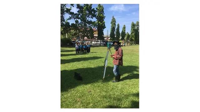 Pose Orang Saat Difoto Pakai Pengukur Jalan Ini Kocak Banget
