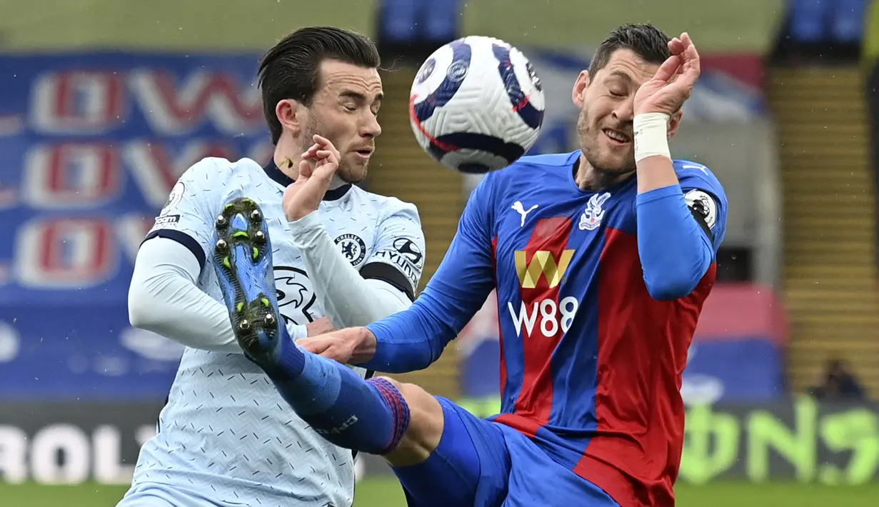 Bek Crystal Palace, Joel Ward (kanan) berebut bola dengan bek Chelsea, Ben Chilwell dalam laga lanjutan Liga Inggris 2020/2021 pekan ke-31 di Selhurst Park, London, Sabtu (10/4/2021). Crystal Palace kalah 1-4 dari Chelsea. (AP/Justin Tallis/Pool)