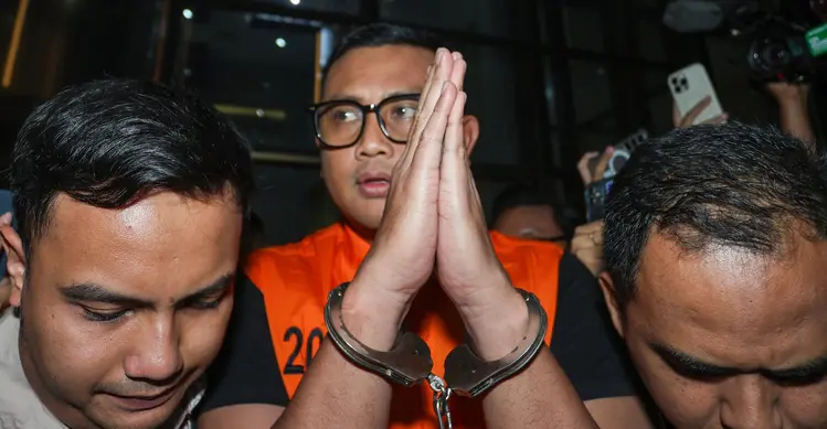 Bupati Klaten Hamenang Wajar Ismoyo mengenakan rompi tahanan berwarna oranye saat keluar dari Gedung Merah Putih KPK, Jakarta, Jumat (16/10/2026). Hamenang ditetapkan sebagai tersangka setelah terjaring Operasi Tangkap Tangan (OTT) KPK. (KLY/Budy Santoso)