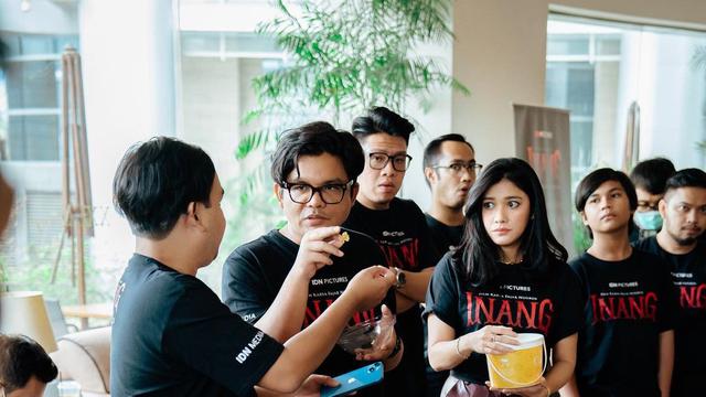 6 Potret Naysilla Mirdad di Konferensi Pers Film Inang, Pertama Kali Main di Layar Lebar