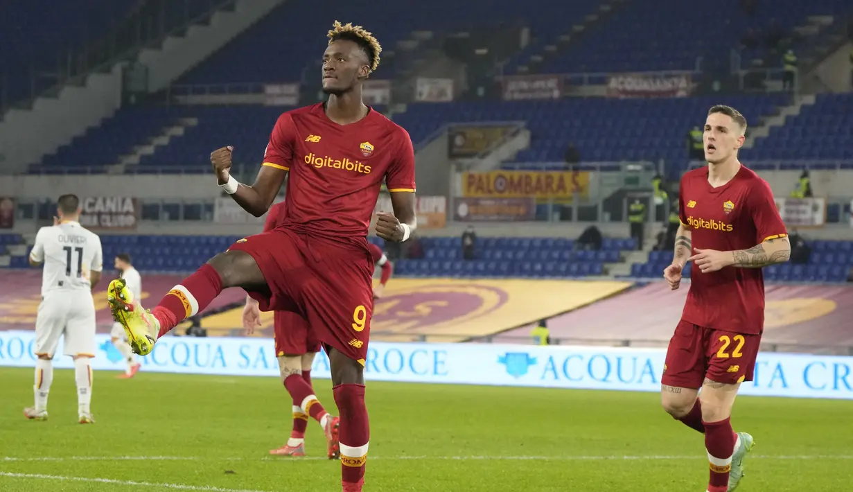 Penyerang AS Roma, Tammy Abraham (kiri) berselebrasi usai mencetak gol ke gawang Lecce pada pertandingan 16 besar Coppa Italia di stadion Olimpiade Roma, Jumat (21/1/2022). AS Roma menang atas Lecce 3-1. (AP Photo/Alessandra Tarantino)