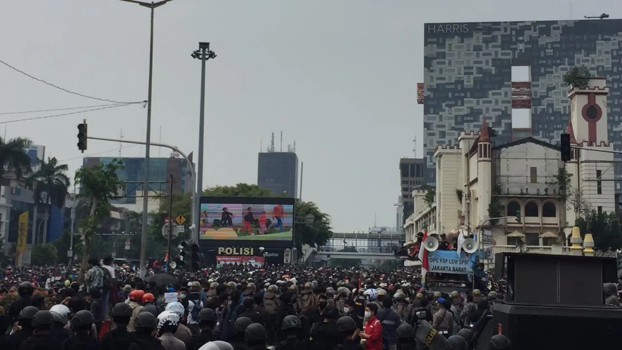Massa dari sejumlah elemen mahasiswa berunjuk rasa di sekitar Istana Kepresidenan di Simpang Harmoni, Jakarta Pusat. (Liputan6.com/Radityo Priyasmoro