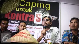 Hariz Azhar memberikan keterangan kepada awak media di Jakarta, Selasa (9/8). Dukungan yang bertemakan "Caping untuk Kontras" untuk menghentikan tindakan kriminalisasi terhadap pejuang HAM dan para pejuang disektor agraria. (Liputan6.com/Faizal Fanani)