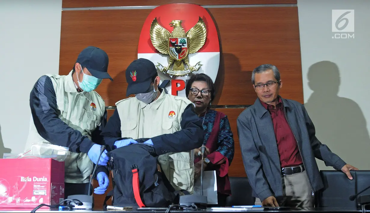Suasana saat penyidik KPK memperlihatkan uang hasil OTT Bupati Subang Imas Aryumningsih di Gedung KPK, Jakarta, Rabu (14/2). Berdasarkan LHKPN melalui acch.kpk.go.id, Imas tercatat memiliki kekayaan Rp 50 miliar lebih. (Liputan6.com/Herman Zakharia)