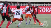 Persipura Jayapura memenangi Derby Papua melawan Perseru Serui dengan skor 1-0 pada lanjutan Torabika Soccer Championship, presented by IM3 Ooredoo, Sabtu (28/5/2016) di Stadion Mandala. (PT GTS)