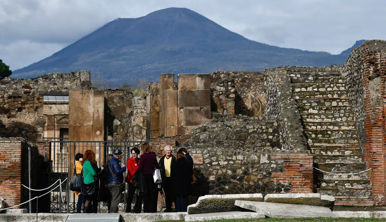 Pemandangan pemandian air panas Pompeii, Italia, Senin (25/11/2019). Pemandian ini dibuka untuk pengunjung pertama kalinya setelah penggalian yang melelahkan. (Filippo MONTEFORTE/AFP)