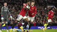 Penyerang Manchester United, Marcus Rashford (kiri) berselebrasi dengan rekannya Alejandro Garnacho setelah mencetak gol gawang Aston Villa pada pertandingan putaran ketiga Piala Liga Inggris 2022 di Stadion Old Traffodr, Manchester, Inggris, Jumat (11/11/2022). MU menang atas Aston Villa dengan skor 4-2. (AP Photo/Dave Thompson)