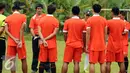 Pelatih Persija Jakarta, Stefano Cugurra Teco (kedua kiri) memberi arahan jelang latihan di National Youth Training Centre, Sawangan, Depok, Selasa (24/1). Latihan ini bagian persiapan mengarungi kompetisi musim 2017. (Liputan6.com/Helmi Fithriansyah)  