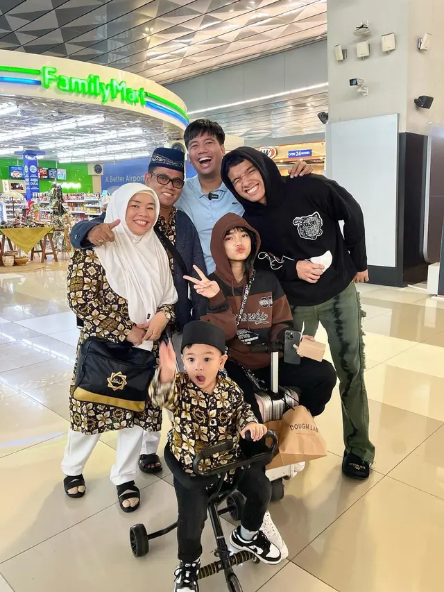 7 Potret Gala Sky Jalani Umrah Bersama Opa Faisal, Tetap Bawa Lato-Lato