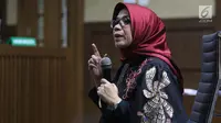 Terdakwa dugaan suap kesepakatan kontrak kerja sama pembangunan PLTU Riau-1, Eni Maulani Saragih menjawab pertanyaan saat sidang lanjutan di Pengadilan Tipikor, Jakarta, Selasa (22/1). Eni menjalani pemeriksaan terdakwa. (Liputan6.com/Helmi Fithriansyah)