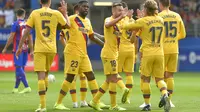 Skuat Barcelona merayakan gol yang dicetak Antoine Griezmann ke gawang Eibar pada laga pekan kesembilan La Liga. (AFP/Ander Gillenea)