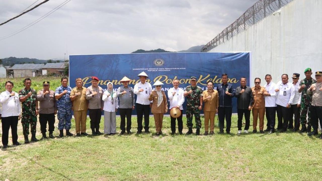 Dari Pohon Serbaguna Hingga Ketahanan Pangan: Lapas Perempuan Gorontalo Tanam 500 Bibit Kelapa