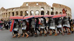 Sejumlah anggota Gruppo Storico Romano (Grup Sejarah Roma) menampilkan teatrikal perang pada zaman Roma di depan Colosseum, , Roma, Italia , (24/4). Kegiatan ini untuk merayakan ulang tahun berdirinya Roma yang ke-2769. (REUTERS / Alessandro Bianchi)