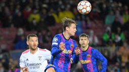 Frenkie de Jong. Gelandang Belanda berusia 25 tahun yang telah memperkuat Barcelona selama 3 musim sejak didatangkan dari Ajax Amsterdam pada awal musim 2019/2020 dengan nilai transfer 86 juta euro ini dibutuhkan Erik ten Hag untuk memperkuat lini tengah Manchester United. Sebagai target utama Setan Merah, MU menjanjikan gaji selangit bagi eks anak asuh Erik ten Hag tersebut dan kabarnya sang pemain pun mulai melunak dan akan mempertimbangkan tawaran tersebut. (AFP/Lluis Gene)