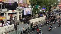 Pantauan arus lalu lintas di sekitaran Kantor KPU DKI Jakarta, Jalan Salemba Raya Jakarta Pusat pada pukul 18.00 WIB. (Liputan6.com/Radityo Priyasmoro)