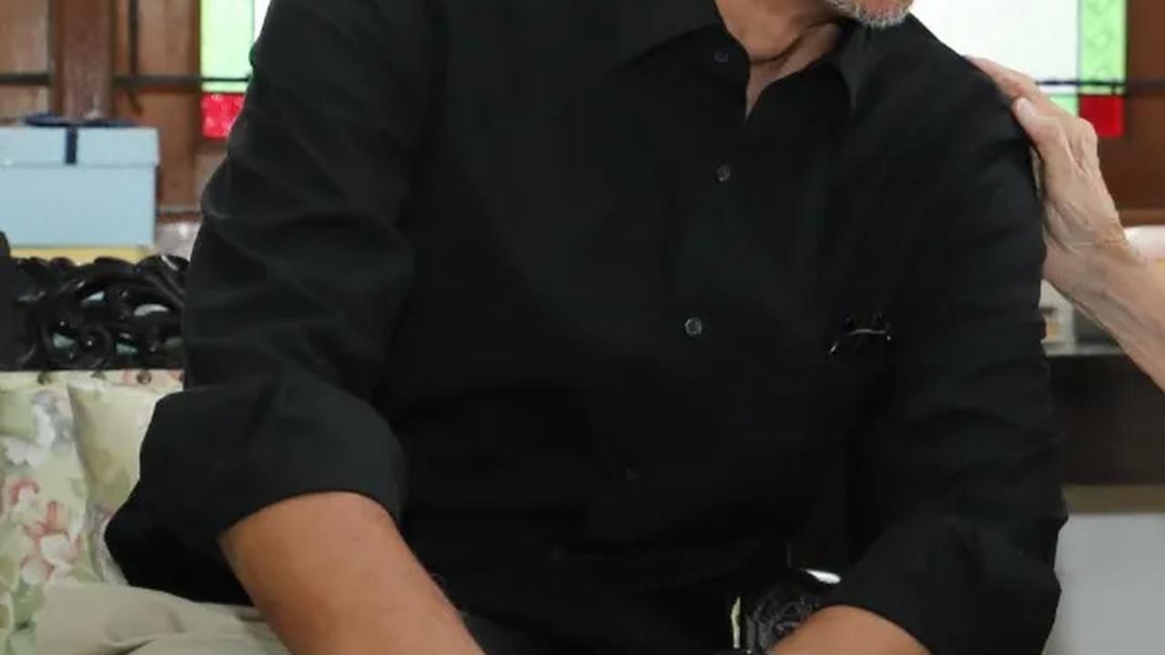 Sebagai anak anggota polisi berpangkat rendahan, Ganjar paham bertemu keluarga pejabat tinggi Polri bukan hal yang mudah. Pucuk dicinta ulam pun tiba, Ganjar justru diterima penuh kehangatan oleh Meri Hoegeng.