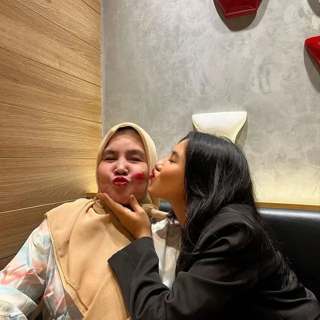 6 Potret Shenina Cinnamon Bareng Ayah Ibu, Cium Angga Yunanda di Depan Orang Tua