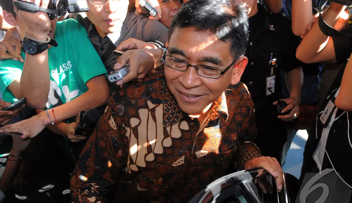 Susilo Siswoutomo mengaku dicecar penyidik KPK terkait proses penetapan harga gas di kementerian yang dipimpin Jero Wacik itu, Jakarta (14/07/2014) (Liputan6.com/Faisal R Syam)