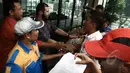Pengelola gedung Mall Jatinegara Xtaiment, PT Cakra Asia Agung dan PT Rezeki Dwi Sejati bentrok saat PT Rezeki ditahan PT Cakra saat akan memasang plang, Jakarta, Senin (13/4/2015). (Liputan6.com/Johan Tallo) 