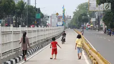 Sejumlah anak bermain di jalur TransJ (busway) Jalan Warung Jati Barat, Jakarta saat kegiatan Car free day (CFD), Minggu (17/9). Car free day kembali digelar untuk kedua kalinya di kawasan Mampang Prapatan hingga Pejaten. (Liputan6.com/Immanuel Antonius)
