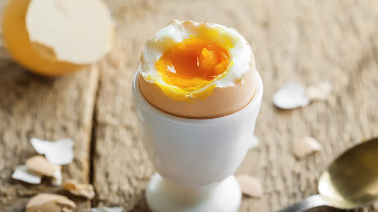 telur rebus setengah matang