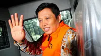 Machfud Suroso berada dalam mobil tahanan usai pembacaan vonis oleh majelis hakim di Pengadilan Tipikor, Jakarta, Rabu (1/4/2015). Machfud dianggap melakukan tindak pidana korupsi dalam proyek P3SON Hambalang. (Liputan6.com/Yoppy Renato)