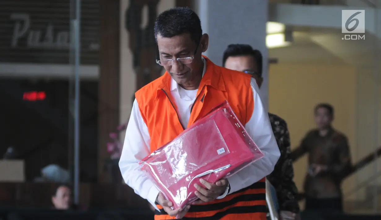 Bupati Kudus Muhammad Tamzil usai menjalani pemeriksaan oleh penyidik di Gedung KPK, Jakarta, Rabu (28/8/2019).  Muhammad Tamzil diperiksa sebagai tersangka terkait kasus suap pengisian jabatan perangkat daerah Kabupaten Kudus tahun 2019. (merdeka.com/Dwi Narwoko)