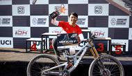 Downhiller Dayu Racing Team, Rendy Varera Sanjaya, berpose di podium usai menjuarai&nbsp;kelas utama Men Elite 76 Indonesian Downhill 2023. Rendy&nbsp;mencatat waktu tercepat 3:15,946 menit pada final run di Ternadi Bike Park, Kudus, Jawa Tengah, Minggu, 1 Oktober. (foto: istimewa)
&nbsp;
&nbsp;