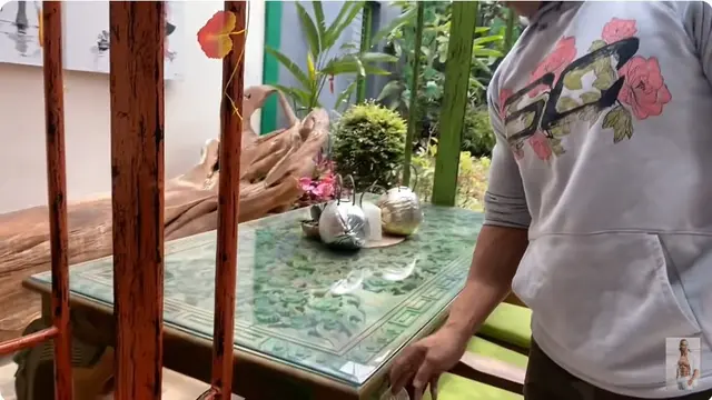 6 Potret Taman di Rumah Ade Rai, Didominasi Perabotan Kayu dan Ornamen Unik