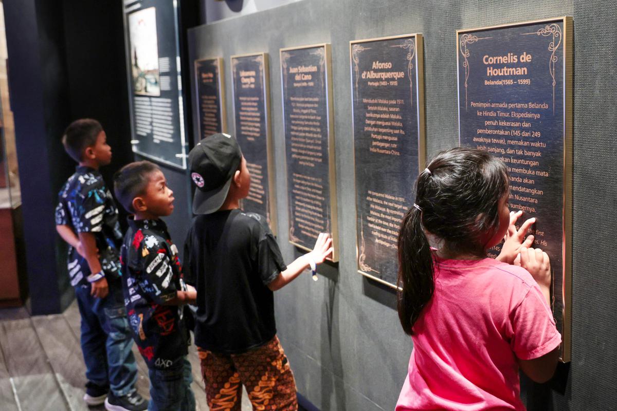 Anak Pekerja Sampah Belajar Sejarah di Kota Tua