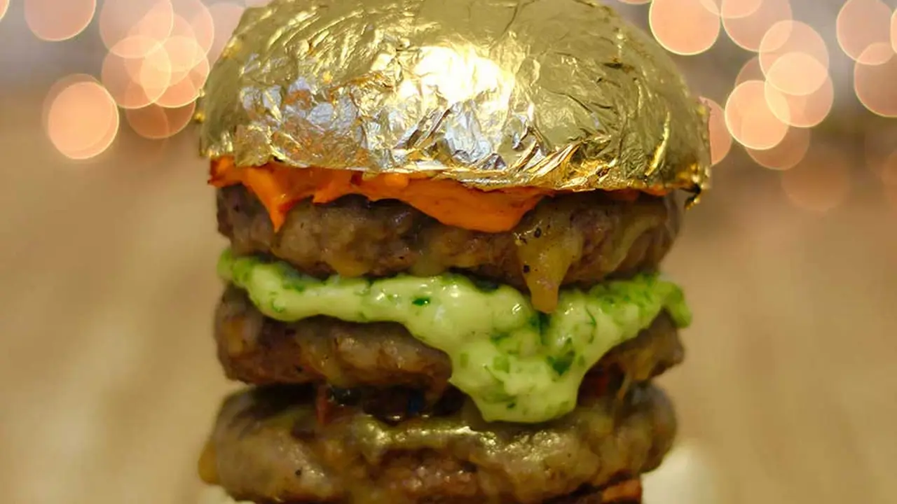 Burger berlapis emas. (Gulf News)