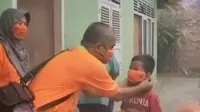 Hadir di tengah kabut asap Jambi, tim Pundi Amal SCTV membagi-bagikan masker untuk warga.