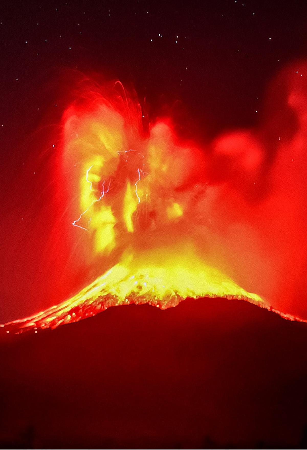 FOTO: Dahsyatnya Erupsi Gunung Lewotobi Laki-Laki, Kilatan Petir Mengiringi Semburan Abu Setinggi 10 Kilometer