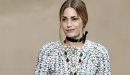 Model asal Inggris Yasmin Le Bon berpose untuk sesi pemotretan sebelum peragaan busana koleksi fall/winter&nbsp;Chanel 2018/2019 pada 6 Maret 2018 di Paris. (FRANCOIS GUILLOT/AFP)