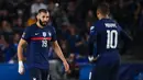 Pemain Prancis Karim Benzema (kiri) dan Kylian Mbappe bereaksi saat melawan Bosnia-Herzegovina pada pertandingan Grup D kualifikasi Piala Dunia 2022 di Stadion Meineau, Strasbourg, Prancis, Rabu (1/9/2021). Pertandingan berakhir dengan skor 1-1. (FRANCK FIFE/AFP)